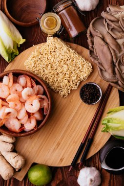 Kabın üstünde karidesli makarna. 