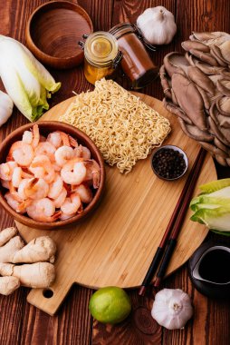 Kabın üstünde karidesli makarna. 