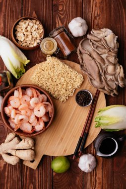 Kabın üstünde karidesli makarna. 