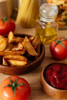 Domates sosu ve fırında patates. 