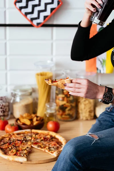 Mulher Comendo Pizza Beber Refrigerante — Fotografia de Stock