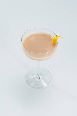 Bir bardak limonlu alkollü kokteyl. 