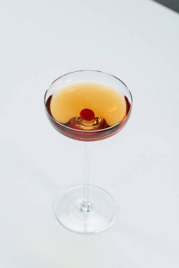 Altında böğürtlen olan bir kadeh şarap 