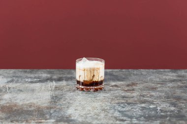 Masanın üzerinde bir bardak viski.