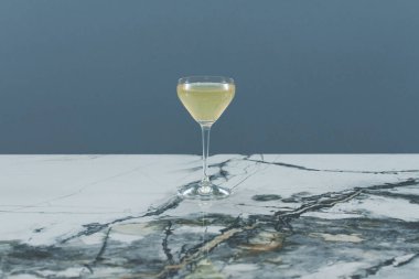 Mermer masada bir kadeh şampanya. 