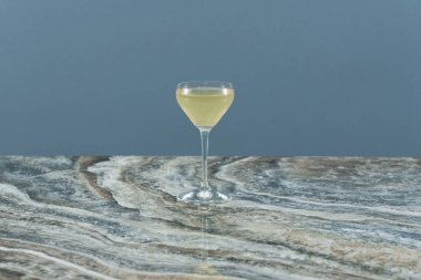 Mermer masada bir kadeh şampanya. 