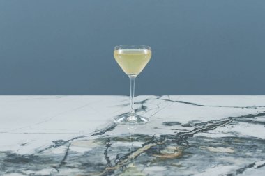 Mermer masada bir kadeh şampanya. 