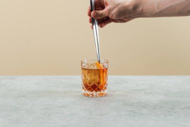 Bir kadeh şampanya tutan el.