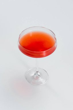 Bir bardak kırmızı alkollü kokteyl. 
