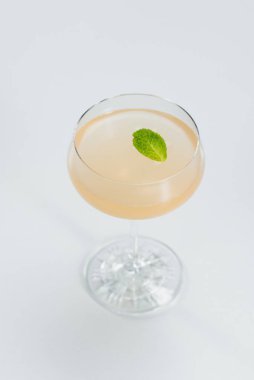 yeşil yapraklı pembe alkollü kokteyl 