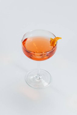 Bir bardak limon dilimli şarap.