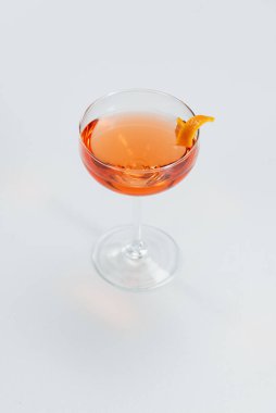 Bir bardak limon dilimli şarap.