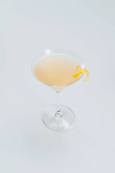 レモンスライス入りのアルコールカクテルのグラス — ストック写真