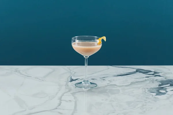 Ett Glas Alkoholhaltig Cocktail Med Citronskiva — Stockfoto