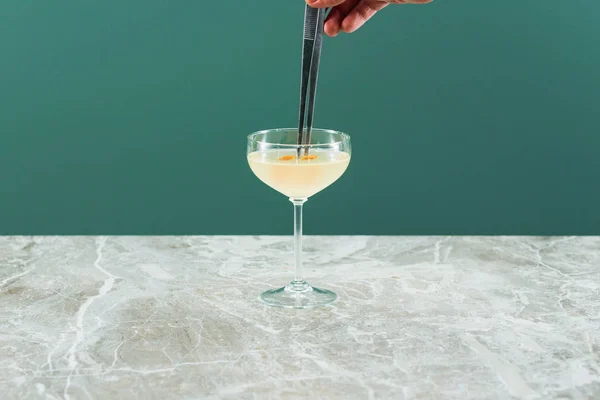 緑の背景にシャンパンのグラス — ストック写真