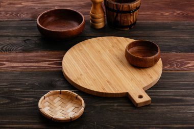 İki ahşap kase üstten görünüyor. 