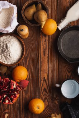 meyve ve un ahşap masadaki besin maddelerine tepeden bakıyorlar 