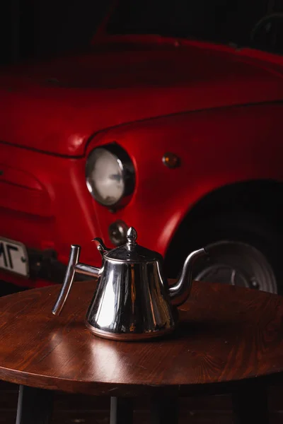 Серебряный Чайник Красным Винтажным Автомобилем Заднем Плане — стоковое фото