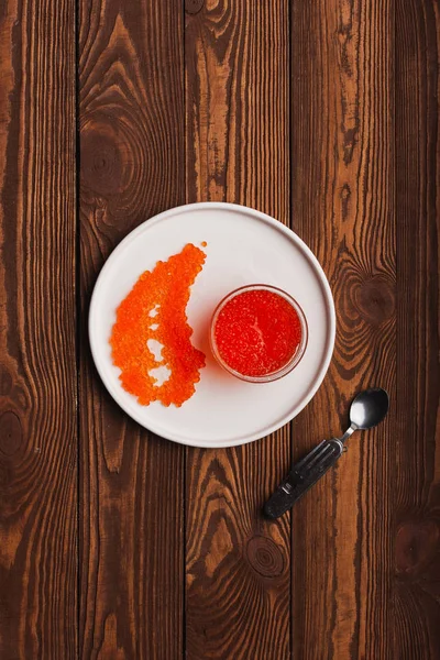 Caviar Vermelho Placa Vista Superior Mesa Madeira — Fotografia de Stock