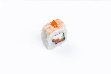 Beyaz arka planda balık, beyaz pirinç ve krem peynirli suşi rulosu.