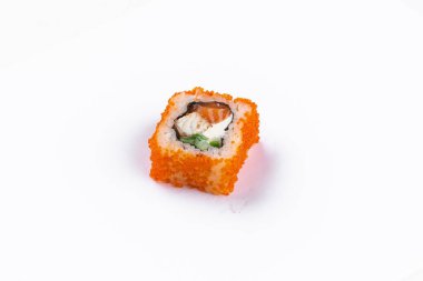 Beyaz arka planda somon balığı, beyaz pirinç ve krem peynirli suşi rulosu.