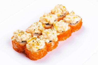 Beyaz arka planda izole edilmiş karides ve krem peynirli kırmızı somon suşi ruloları.