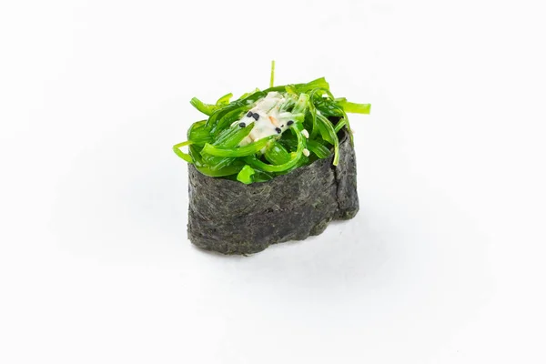 Sushi Gunkan Maki Med Uppgång Och Tång Isolerad Vit Bakgrund — Stockfoto