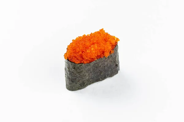 Sushi Gunkan Maki Czerwonym Kawiorem Izolowane Białym Tle — Zdjęcie stockowe