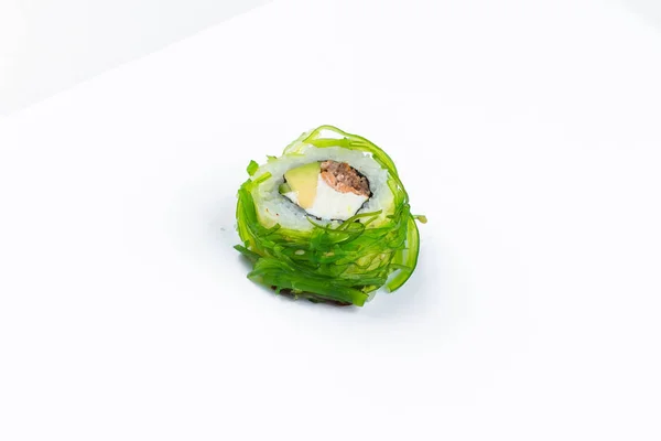 白を基調とした魚と白飯とクリームチーズの巻き寿司 — ストック写真