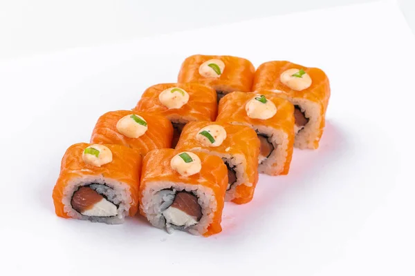 Conjunto Rolos Sushi Salmão Vermelho Com Camarões Queijo Creme Isolado — Fotografia de Stock