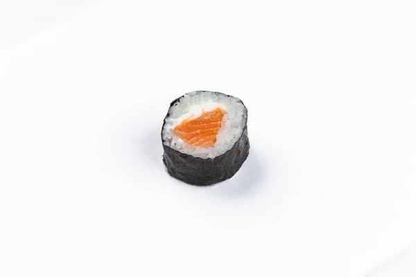 Sushi Roll Con Pesce Salmone Riso Bianco Crema Formaggio Isolato — Foto Stock