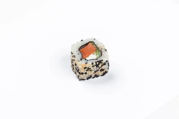 Rollo Sushi Con Salmón Arroz Blanco Queso Crema Aislado Sobre — Foto de Stock