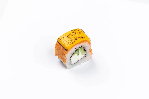 Sushi Roll Com Peixe Salmão Arroz Branco Queijo Creme Isolado — Fotografia de Stock