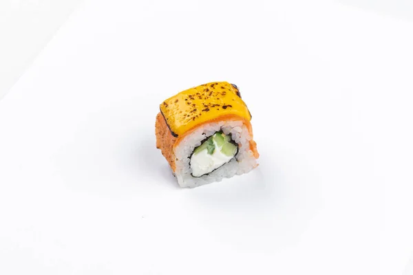 Sushi Roll Com Peixe Salmão Arroz Branco Queijo Creme Isolado — Fotografia de Stock