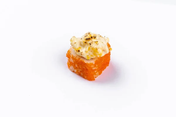 白を基調とした魚とスパイシーなクリームソースの寿司軍館巻き — ストック写真