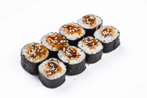 寿司用鱼 虾仁和熏制的鳗鱼配上乳酪 在白色背景中分离 — 图库照片
