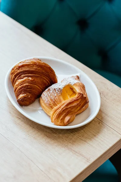 Smakelijke Heerlijke Gebakken Broodjes Met Suikerpoeder Witte Plaat Cafe Achtergrond — Stockfoto