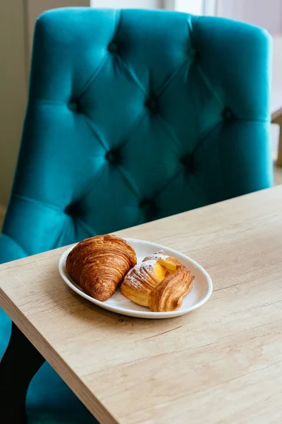 Leckere Leckere Gebackene Brötchen Mit Zuckerpuder Auf Weißem Teller Auf — Stockfoto