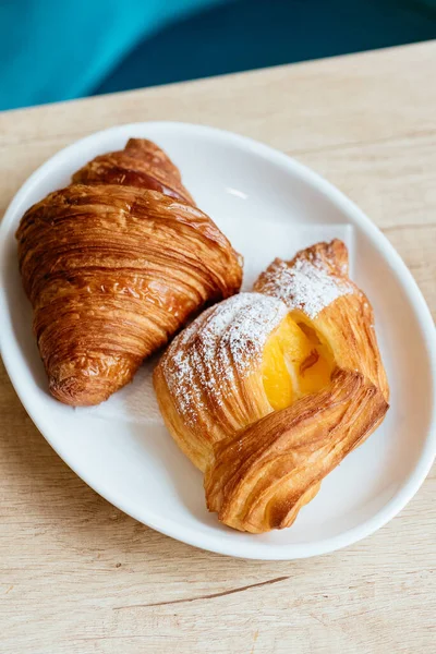 Smakelijke Heerlijke Gebakken Broodjes Met Suikerpoeder Witte Plaat Cafe Achtergrond — Stockfoto