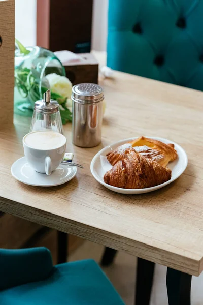 Leckere Leckere Gebackene Brötchen Mit Zuckerpuder Und Latte Cup Auf — Stockfoto