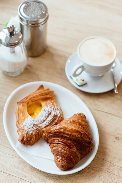 Välsmakande Läckra Bakade Bullar Med Socker Pulver Och Latte Kopp — Stockfoto