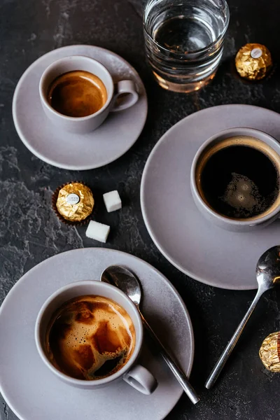 Americano Kávéscsésze Csokoládé Cukorka Szürke Alapon — Stock Fotó
