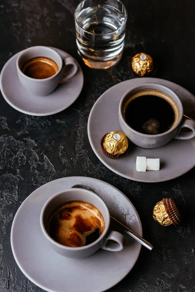 Americano Kávéscsésze Csokoládé Cukorka Szürke Alapon — Stock Fotó