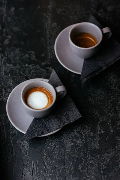 Lila Csésze Fekete Eszpresszó Kávébab Asztali Háttér — Stock Fotó