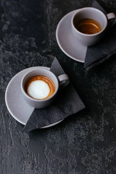 Lila Csésze Fekete Eszpresszó Kávébab Asztali Háttér — Stock Fotó