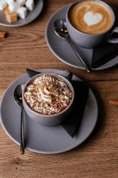 Tazas Café Con Crema Batida Rodajas Azúcar Sobre Fondo Madera —  Fotos de Stock
