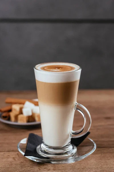 Latte Copo Vidro Branco Marrom Fatias Açúcar Fundo Mesa Madeira — Fotografia de Stock
