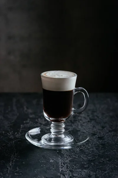 Fekete Kávé Üveg Csésze Csészealj Asztalon Háttér — Stock Fotó