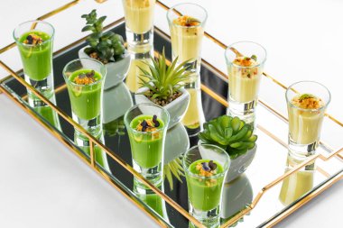 beyaz arkaplanda izole edilmiş sırada servis edilen farklı renkli smoothie türleri