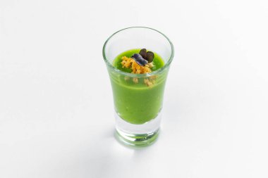 Beyaz arkaplanda izole edilmiş yeşil smoothie cam